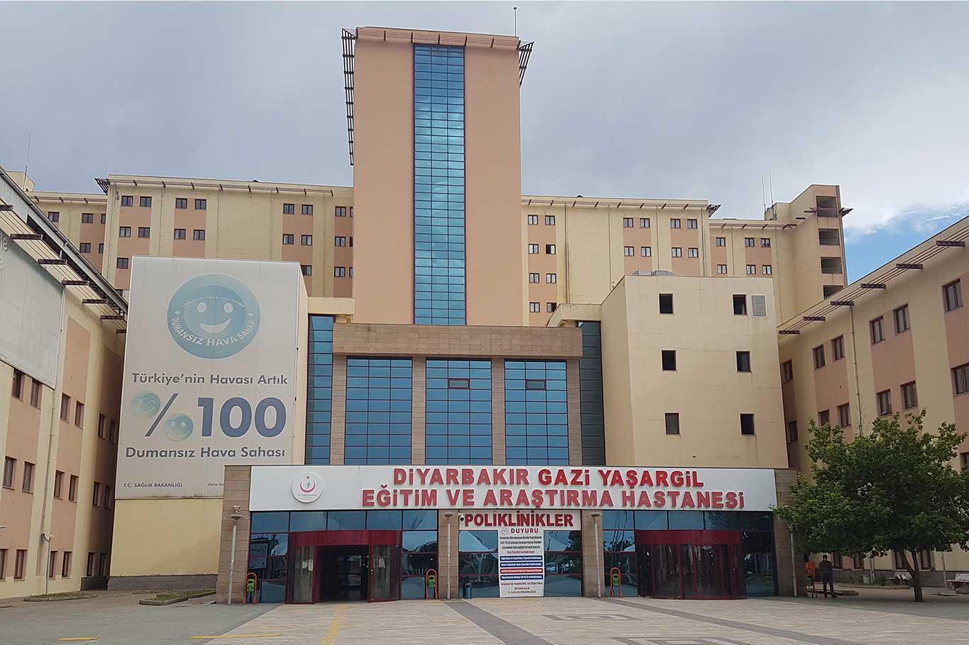 Diyarbakır'da aileler arası silahlı kavga: 2 ölü, 3 yaralı Diyarbakır'da aileler arası silahlı kavga: 2 ölü, 3 yaralı